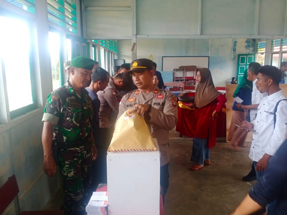Plh. Danramil 06/Serasan Bersama Kapolsek Cek Kesiapan TPS Pilkades Plh. Danramil 06/Serasan Bersama Kapolsek Cek Kesiapan TPS Pilkades