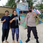 Polres Bintan Melalui Bhabinkamtibmas Beri Himbauan Keselamatan Kepada Pengunjung Tempat Wisata Pantai