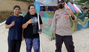 Polres Bintan Melalui Bhabinkamtibmas Beri Himbauan Keselamatan Kepada Pengunjung Tempat Wisata Pantai