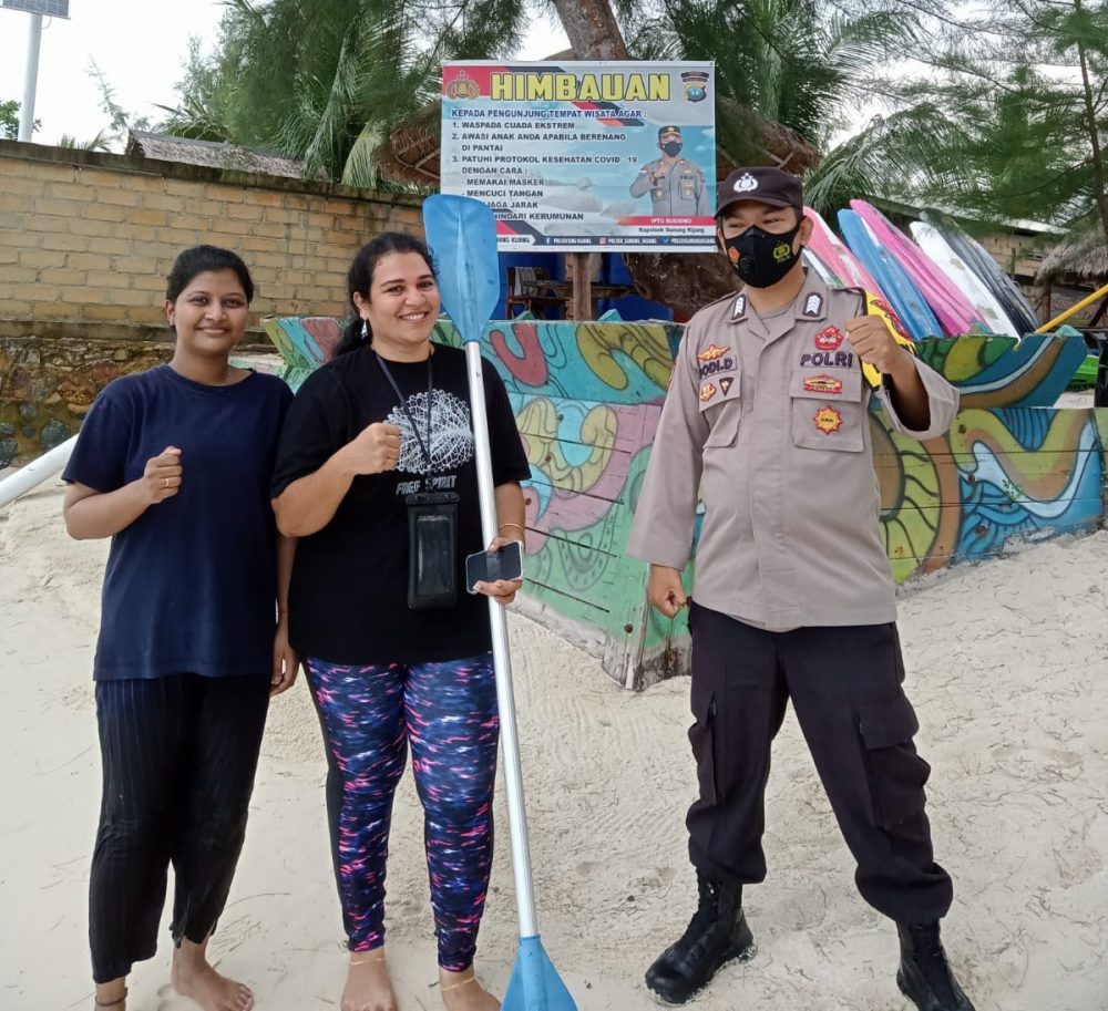 Polres Bintan Melalui Bhabinkamtibmas Beri Himbauan Keselamatan Kepada Pengunjung Tempat Wisata Pantai