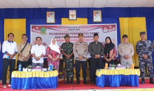 Plh. Danramil 06/Serasan Bersama Kapolsek Pantau Proses Pemungutan Suara Pilkades Serentak 2022
