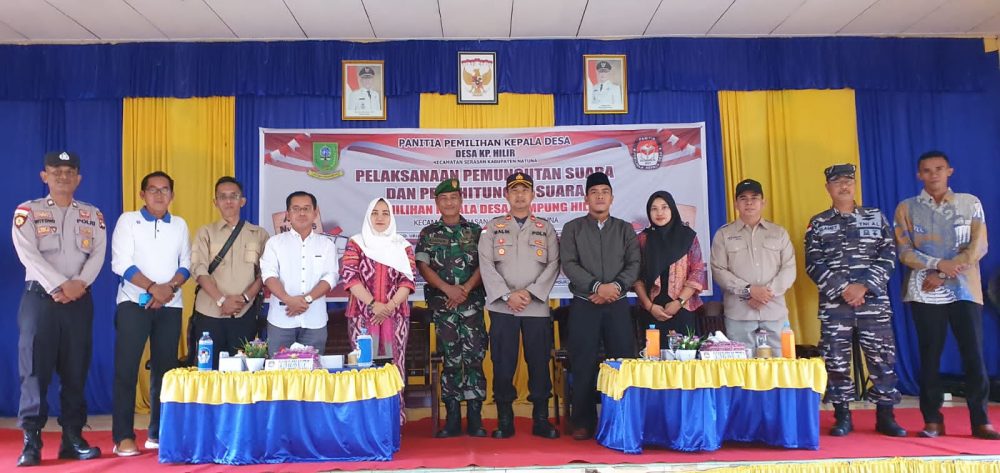 Plh. Danramil 06/Serasan Bersama Kapolsek Pantau Proses Pemungutan Suara Pilkades Serentak 2022