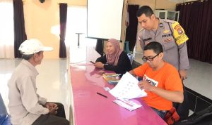 Pastikan Bantuan Pemerintah Sampai Kepada Masyarakat, Bhabinkamtibmas Lakukan Pengawalan Penyaluran BLT