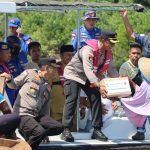 Polri Hadir Untuk Masyarakat, Polres Bintan Bagikan Sembako Kepada Masyarakat Pesisir Polri Hadir Untuk Masyarakat, Polres Bintan Bagikan Sembako Kepada Masyarakat Pesisir