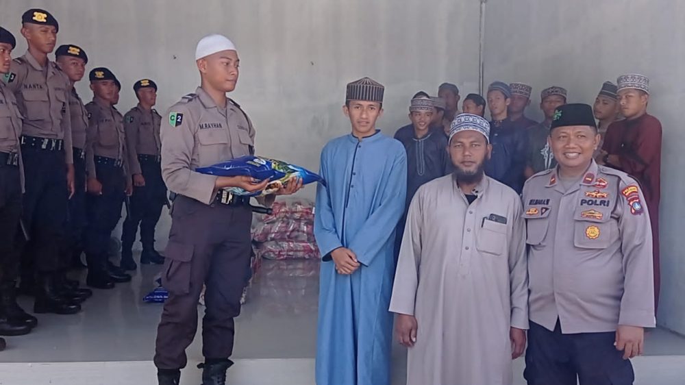 Sat Binmas Polresta Tanjungpinang Bersama Siswa Diktuk Bintara Polri Ta. 2022 Gelar Baksos Di Pondok Pesantren