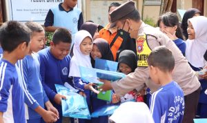 Peduli Pendidikan, Polres Bintan Berikan Perlengkapan Belajar Kepada Murid SD/SMP Satu Atap Di Kampung Bintan Enau