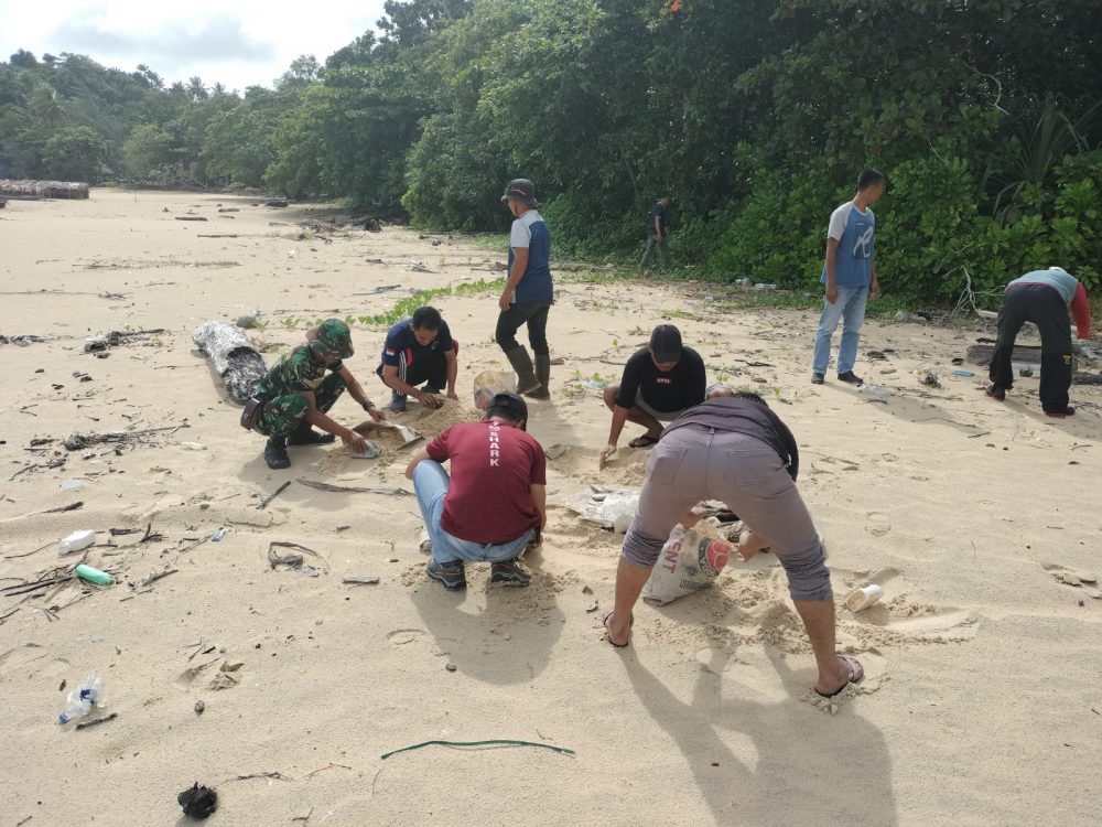 Patut Di Contoh, Babinsa Sertu Hendry Goro Bersama Warga Perbaiki Jalan Rusak