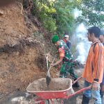 Sebagai Pelopor, Babinsa Mawardi Goro Bersama Warga Bersihkan Badan Jalan