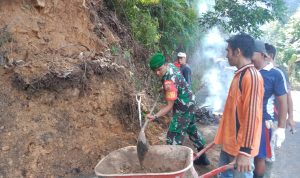 Sebagai Pelopor, Babinsa Mawardi Goro Bersama Warga Bersihkan Badan Jalan Sebagai Pelopor, Babinsa Mawardi Goro Bersama Warga Bersihkan Badan Jalan