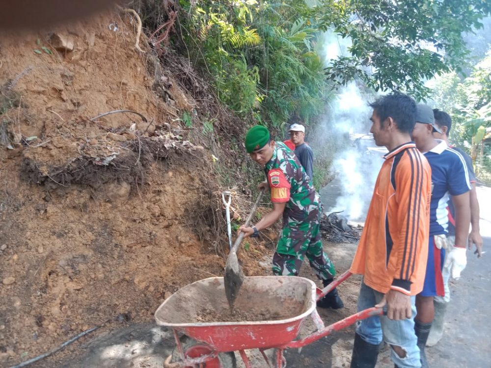 Sebagai Pelopor, Babinsa Mawardi Goro Bersama Warga Bersihkan Badan Jalan