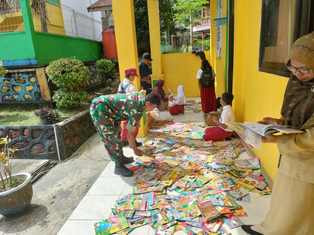 Babinsa Serdang Hendry Dukung Upaya Peningkatan Pelajaran Bagi Siswa Melalui Buku-Buku