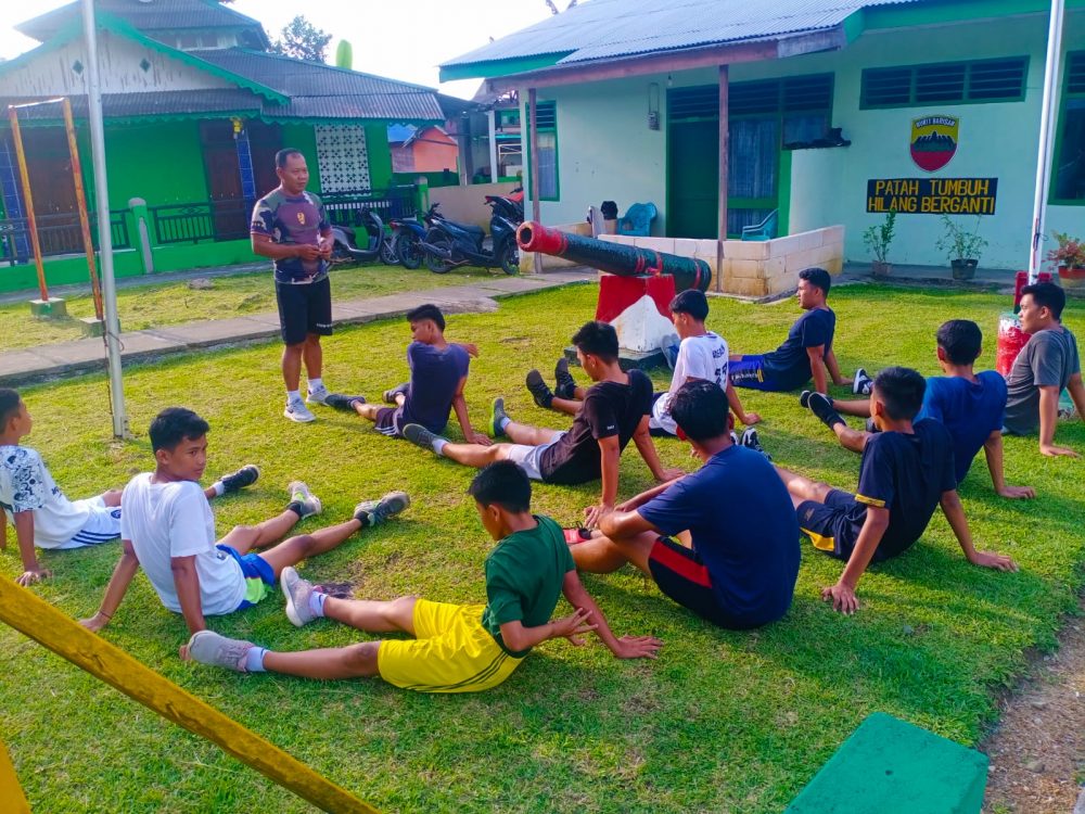 Babinsa Serka Parsimin Berikan Materi Fisik Bagi Pemuda Yang Ingin Mengikuti Seleksi Menjadi Prajurit TNI Babinsa Serka Parsimin Berikan Materi Fisik Bagi Pemuda Yang Ingin Mengikuti Seleksi Menjadi Prajurit TNI