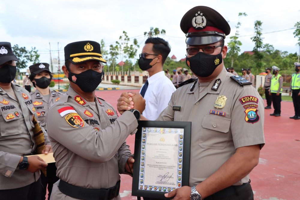 20 Personil Polres Bintan Mendapatkan Penghargaan Dari Kapolres