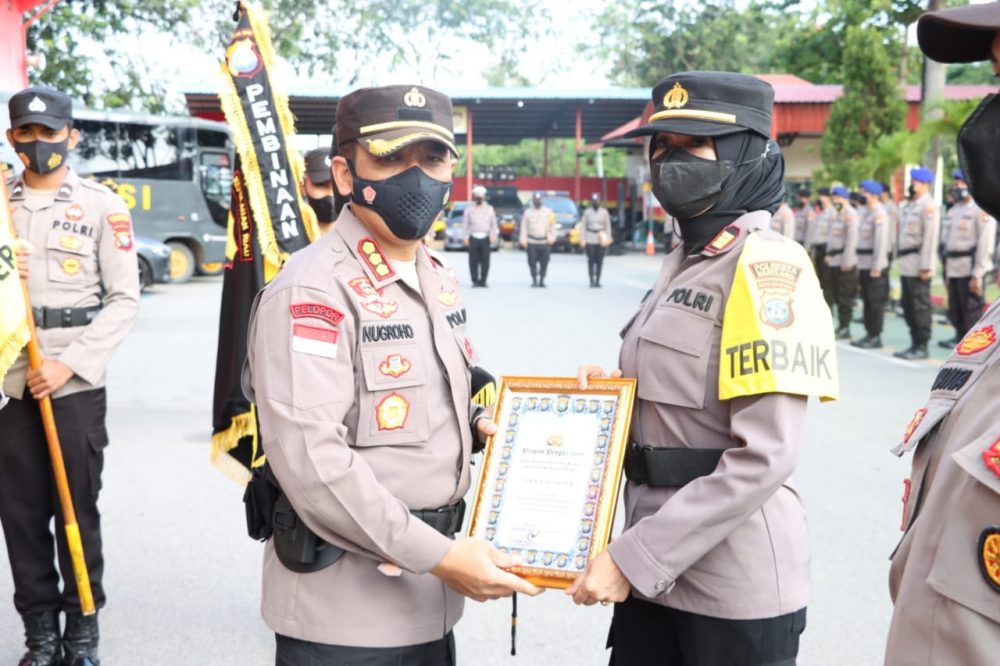 Kapolsek Sei Beduk Terima Penghargaan Polsek Terbaik Dari Kapolresta Barelang Kapolsek Sei Beduk Terima Penghargaan Polsek Terbaik Dari Kapolresta Barelang