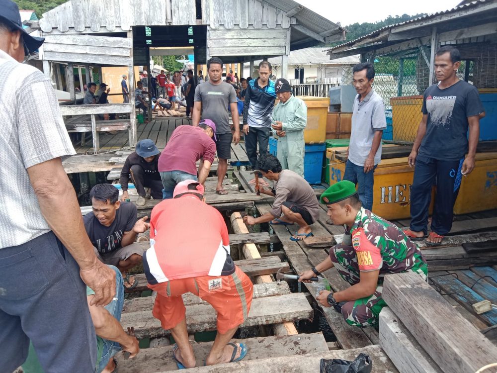 Babinsa Serda Mawardi Kembali Goro Bersama Warga Perbaiki Jembatan Babinsa Serda Mawardi Kembali Goro Bersama Warga Perbaiki Jembatan