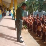 Babinsa Serda Mawardi Sapa Siswa-Siswi SDN 002 Air Nusa Babinsa Serda Mawardi Sapa Siswa-Siswi SDN 002 Air Nusa