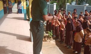 Babinsa Serda Mawardi Sapa Siswa-Siswi SDN 002 Air Nusa Babinsa Serda Mawardi Sapa Siswa-Siswi SDN 002 Air Nusa