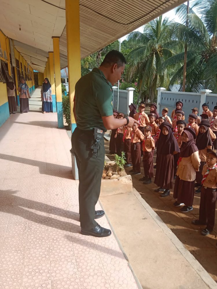Babinsa Serda Mawardi Sapa Siswa-Siswi SDN 002 Air Nusa