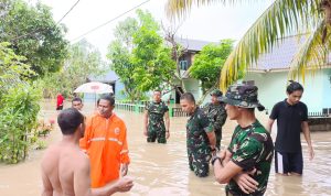 Dandim 0318/Natuna Bersama Kakansar Pantau Situasi Kelokasi Banjir