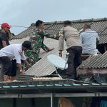 Cekatan, Bhabinkamtibmas Polsek Bintan Utara Polres Bintan Aipda Yoyok S Bantu Rumah Warga Korban Bencana