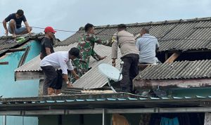 Cekatan, Bhabinkamtibmas Polsek Bintan Utara Polres Bintan Aipda Yoyok S Bantu Rumah Warga Korban Bencana Cekatan, Bhabinkamtibmas Polsek Bintan Utara Polres Bintan Aipda Yoyok S Bantu Rumah Warga Korban Bencana
