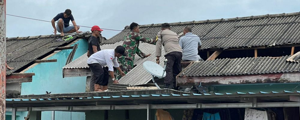 Cekatan, Bhabinkamtibmas Polsek Bintan Utara Polres Bintan Aipda Yoyok S Bantu Rumah Warga Korban Bencana
