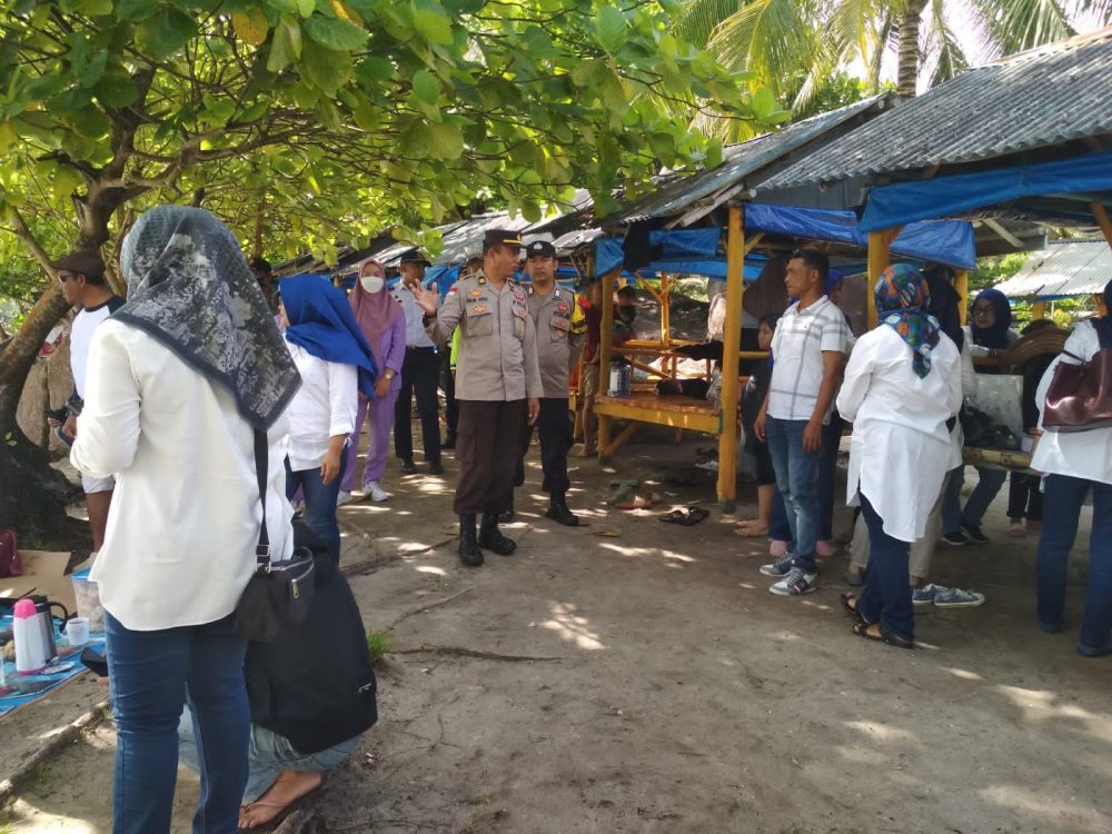 Petugas Pos Pelayanan Nataru Pantai Trikora Berikan Himbauan Keamanan Saat Berwisata Di Pantai Petugas Pos Pelayanan Nataru Pantai Trikora Berikan Himbauan Keamanan Saat Berwisata Di Pantai
