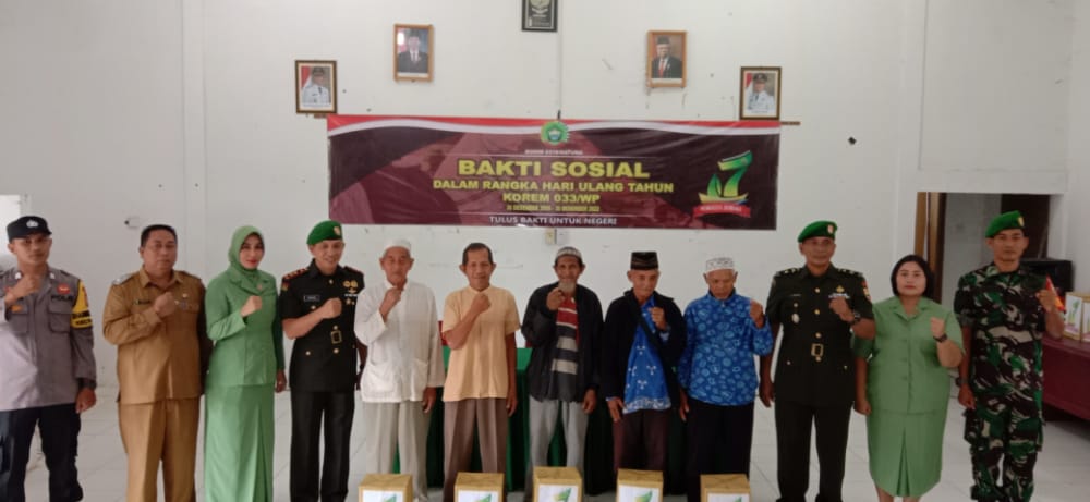 Dirgahayu Korem 033/WP, Dandim 0318/Natuna Salurkan 55 Paket Sembako Bagi Warga Kurang Mampu