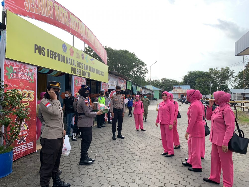 Semangati Suami, Bhayangkari Bintan Kunjungi Pos Operasi Lilin Seligi 2022