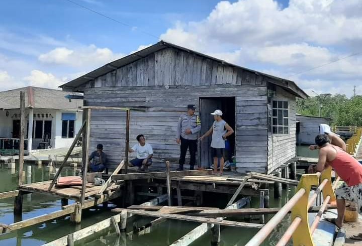 Bhabinkamtibmas Kelurahan Tanjung Unggat Polresta Tanjungpinang Laksanakan Gotong Royong Bersama Perbaiki Rumah Warga Bhabinkamtibmas Kelurahan Tanjung Unggat Polresta Tanjungpinang Laksanakan Gotong Royong Bersama Perbaiki Rumah Warga