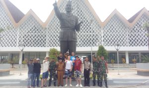 Danramil 06/Serasan Bersama Uspika Dampingi WNA Berkeliling Pulau Serasan Danramil 06/Serasan Bersama Uspika Dampingi WNA Berkeliling Pulau Serasan