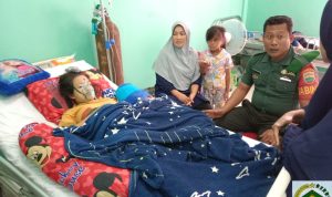 Peduli Sesama, Babinsa Koramil 04/Letung Jenguk Warga Binaan Yang Sedang Sakit