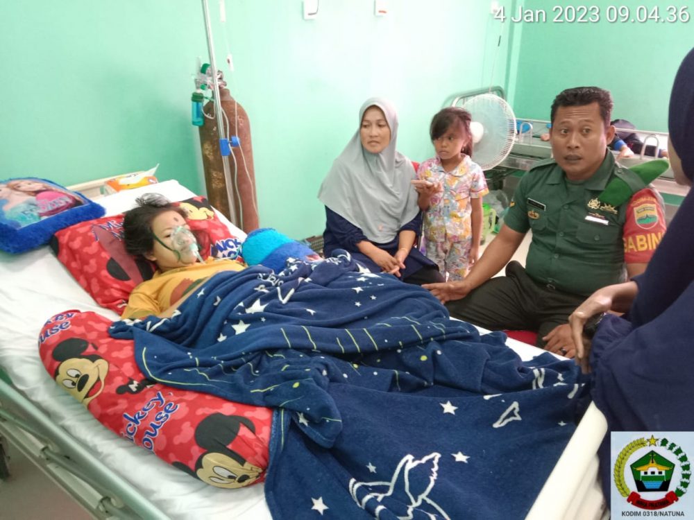 Peduli Sesama, Babinsa Koramil 04/Letung Jenguk Warga Binaan Yang Sedang Sakit