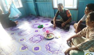 Sambangi Rumah Warga Binaan, Babinsa Koptu Fian Himbau Masyarakat Waspada Cuaca Ekstrim Sambangi Rumah Warga Binaan, Babinsa Koptu Fian Himbau Masyarakat Waspada Cuaca Ekstrim
