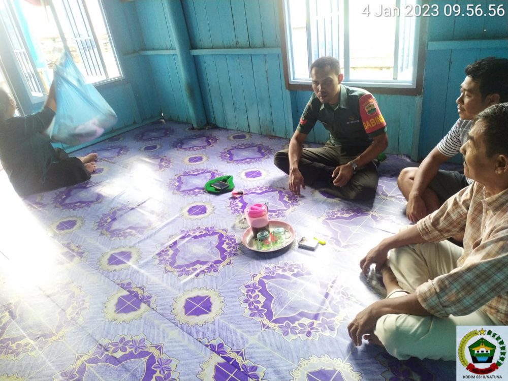 Sambangi Rumah Warga Binaan, Babinsa Koptu Fian Himbau Masyarakat Waspada Cuaca Ekstrim Sambangi Rumah Warga Binaan, Babinsa Koptu Fian Himbau Masyarakat Waspada Cuaca Ekstrim