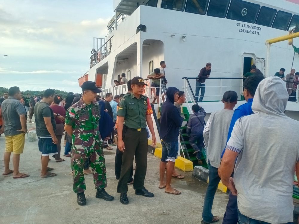Upaya Putus Rantai Covid-19, Babinsa Koramil 06/Serasan Laksanakan PAM Sandar Kapal Sanus 36