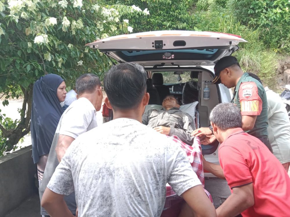 Peduli Sesama, Babinsa Serda Mawardi Bantu Evakuasi Warga Binaan Yang Mengalami Sakit Lambung