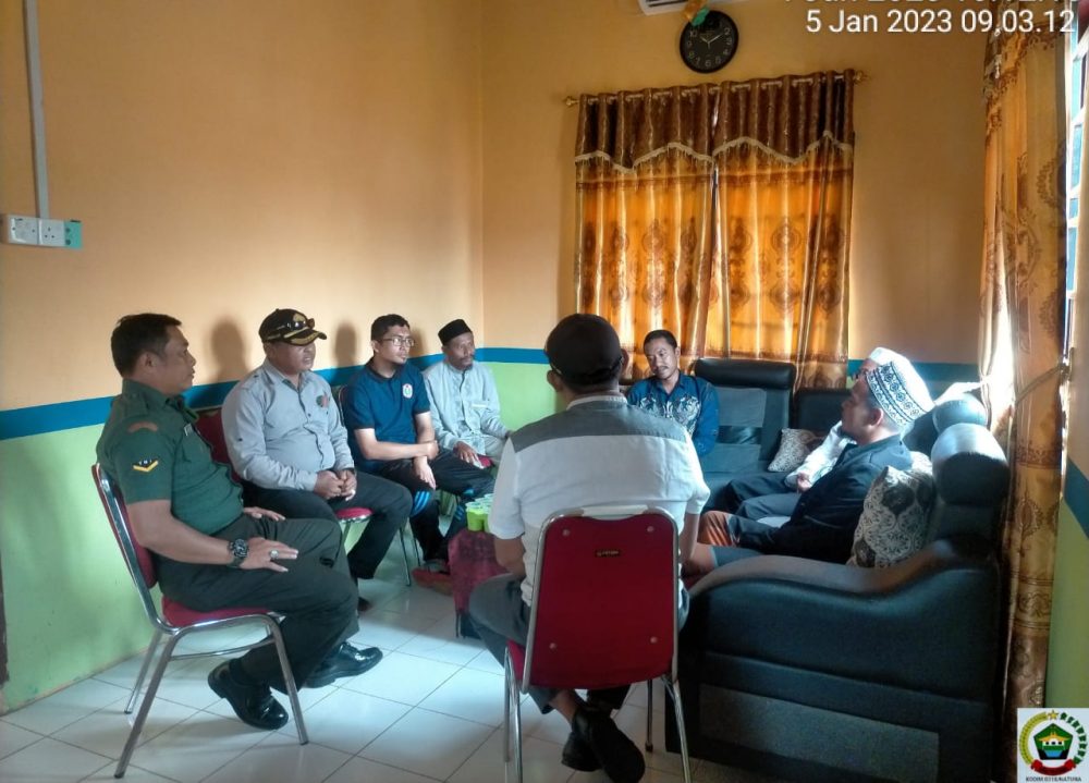 Babinsa Serda Olih Jalin Komsos Dengan Tokoh Masyarakat Desa Bukit Padi