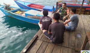 Cuaca Ekstrim, Babinsa Koptu Fian Kembali Himbau Nelayan Waspada Saat Melaut Cuaca Ekstrim, Babinsa Koptu Fian Kembali Himbau Nelayan Waspada Saat Melaut