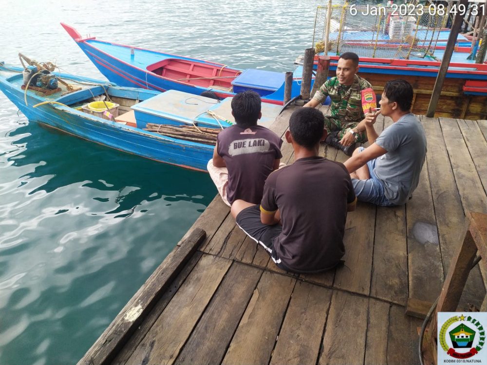 Cuaca Ekstrim, Babinsa Koptu Fian Kembali Himbau Nelayan Waspada Saat Melaut Cuaca Ekstrim, Babinsa Koptu Fian Kembali Himbau Nelayan Waspada Saat Melaut