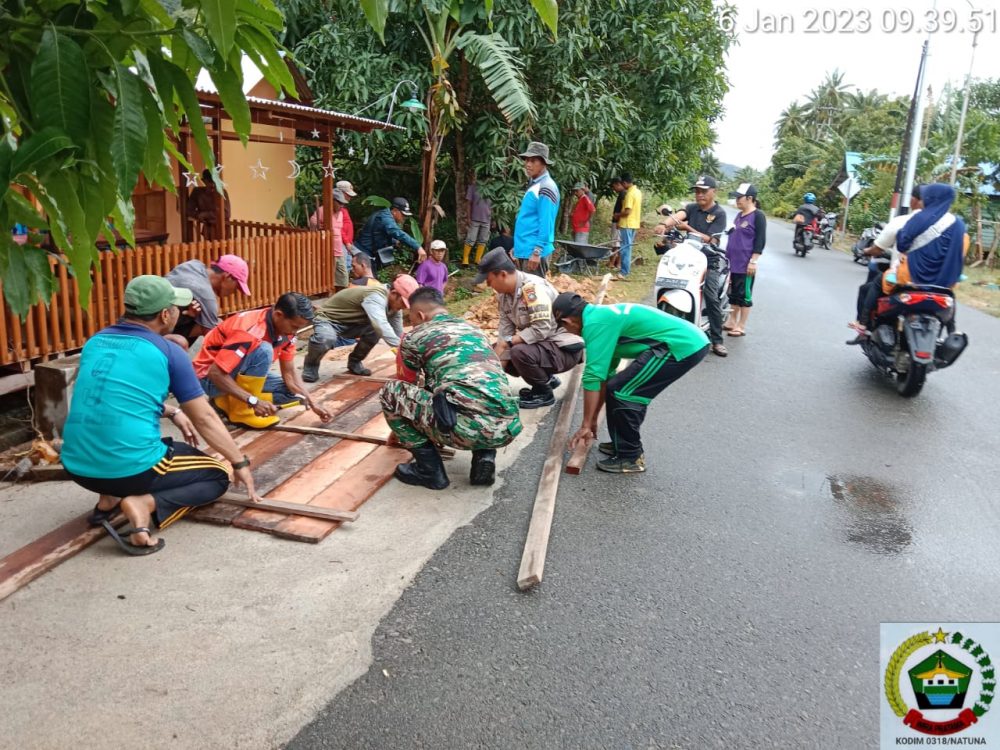 Babinsa Serda Solihin Kembali Goro Bersama Warga Bersihkan Saluran Air Babinsa Serda Solihin Kembali Goro Bersama Warga Bersihkan Saluran Air