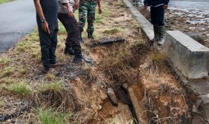 Babinsa Serda Solihin Bersama Camat Jemaja Pantau Kondisi Batu Miring Yang Pecah Dihantam Ombak