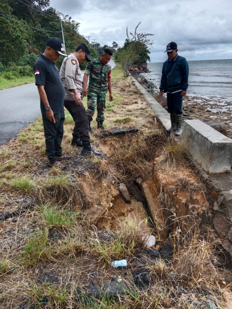 Babinsa Serda Solihin Bersama Camat Jemaja Pantau Kondisi Batu Miring Yang Pecah Dihantam Ombak