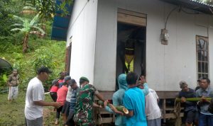 Babinsa Serda Olih Turut Bahu Membahu Bersama Warga Pindahkan Sebuah Rumah Panggung