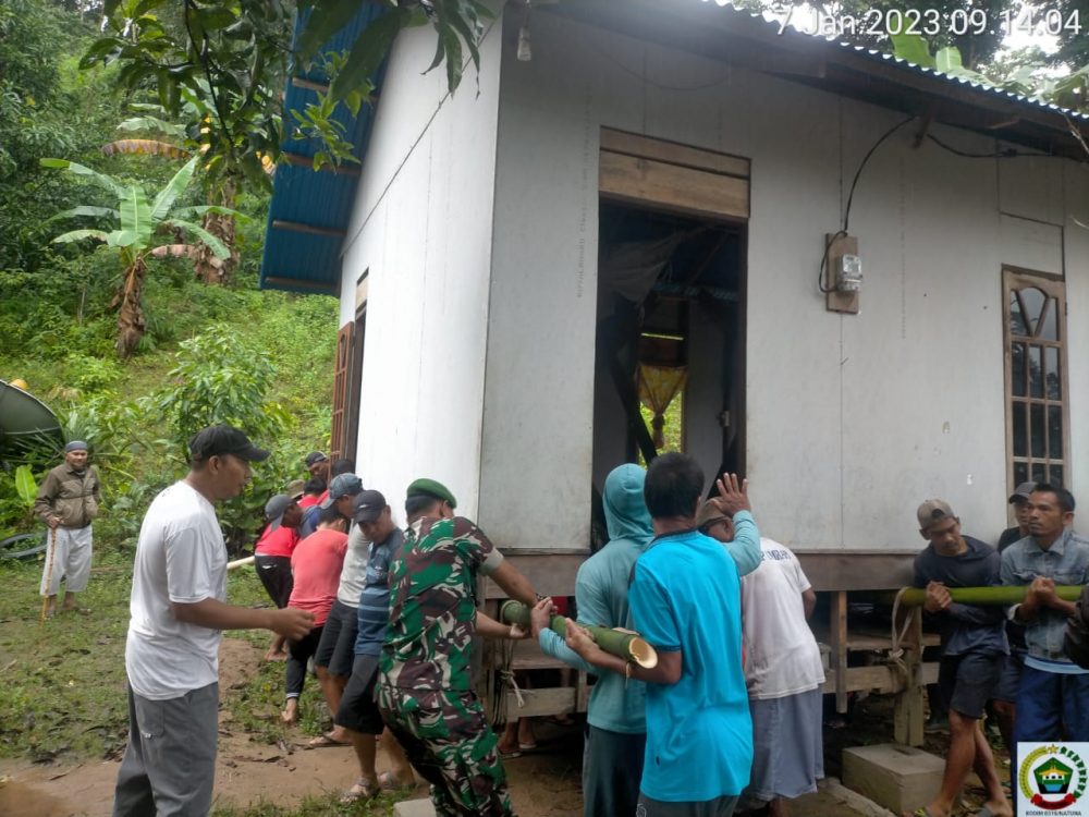 Babinsa Serda Olih Turut Bahu Membahu Bersama Warga Pindahkan Sebuah Rumah Panggung Babinsa Serda Olih Turut Bahu Membahu Bersama Warga Pindahkan Sebuah Rumah Panggung