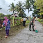 Babinsa Sertu Risdianto Turut Goro Bersihkan Halaman Surau Al-Ikhlas