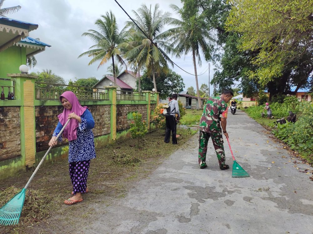 Babinsa Sertu Risdianto Turut Goro Bersihkan Halaman Surau Al-Ikhlas