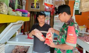 Cuaca Ekstrim, Babinsa Koramil 06/Serasan Cek Ketersediaan Bahan Sembako