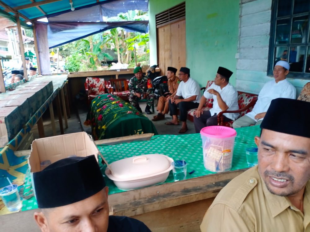 Peduli Sesama, Babinsa Koramil 06/Serasan Melayat Warga Yang Meninggal Dunia