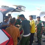 Danramil 04/Letung Bersama Anggota Bantu Evakuasi Warga Binaan Yang Sedang Sakit